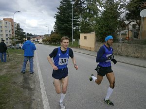 S MÍRNÝM ZPOŽDĚNÍM začíná běžecká sezona. V sobotu se v Holubově koná Běh bez hodinek. Foto: Deník