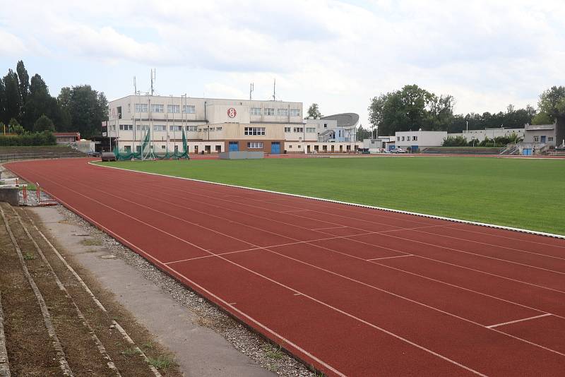 SRPEN 2017.  Dnes je bazén jen pod střechou a sportoviště slouží původnímu záměru.