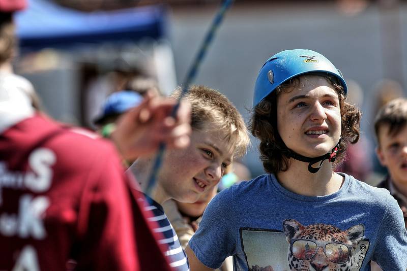 Malí skauti a skautky postavili tábor na Sokolském ostrově a pozvali veřejnost na svoji pouť.