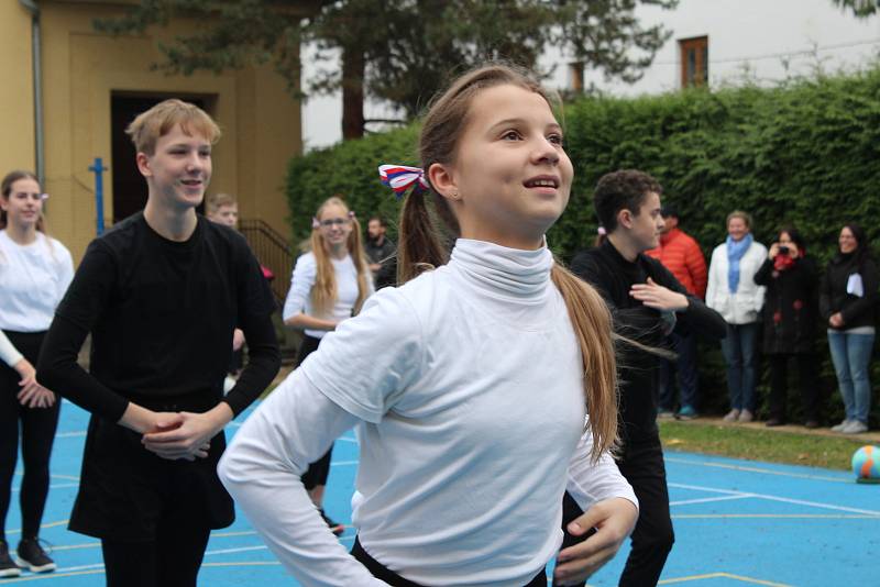 Studenti Gymnázia Česká nacvičili spartakiádní sestavu.