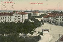 Tramvaj jede Žižkovou ulicí po roce 1910, tehdy přes Radeckého náměstí. 