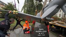 Sklolaminátový model válečné stíhačky Spitfire Mk.IX instalovali včera na podstavec na Senovážném náměstí v Českých Budějovicích zaměstnanci Dopravního podniku města ČB. Model je součástí pomníku padlým českým letcům RAF.