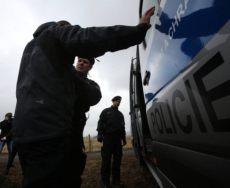 Jihočeští policisté cvičili na hranicích procedury spojené se zadržením migrantů a žadatelů o azyl. Roli uprchlíků sehráli při cvičení studenti policejní školy z Prahy – Hrdlořez.