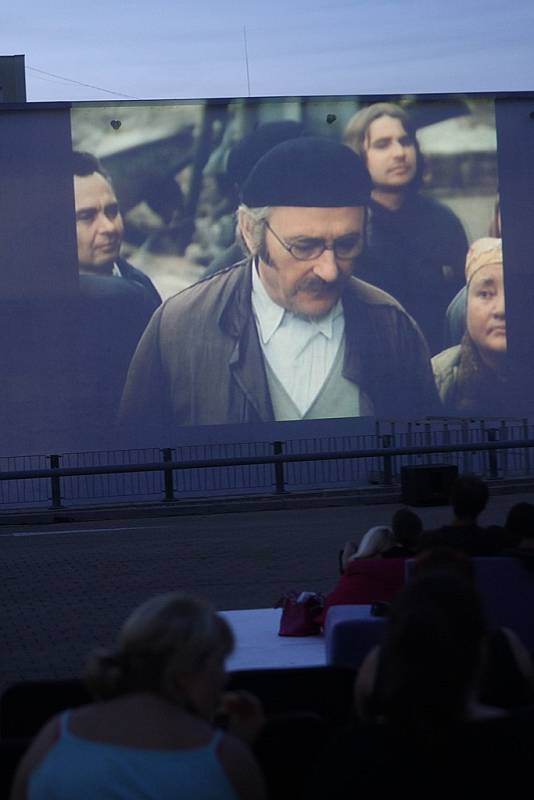 Legendární komedie režiséra Oldřicha Lipského, přilákala ve středu po setmění na střechu budějovického IGY Centra desítky lidí.