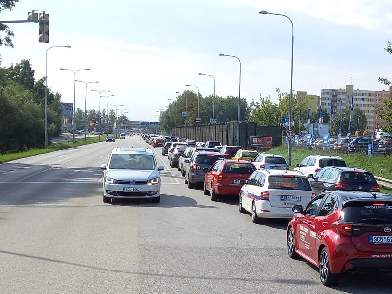 Kolony aut prodloužila v Českých Budějovicích výstava Země živitelka.