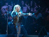 Sílu mělo středeční vystoupení Bonnie Tyler (61) v Pasově, navzdory tomu, že hlasově nebyla v dobré formě. Na snímku je z 18. února při koncertě v Berlíně.