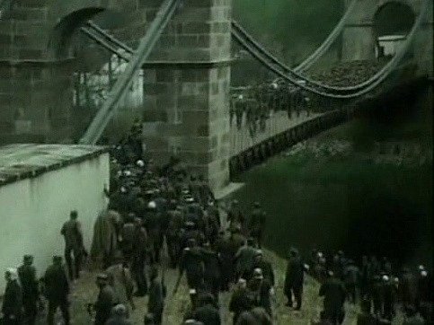 Film Proč nevěřit na zázraky vznikl na jihu Čech. Na záběru z filmu ustupuje německá armáda přes most u Stádlce.
