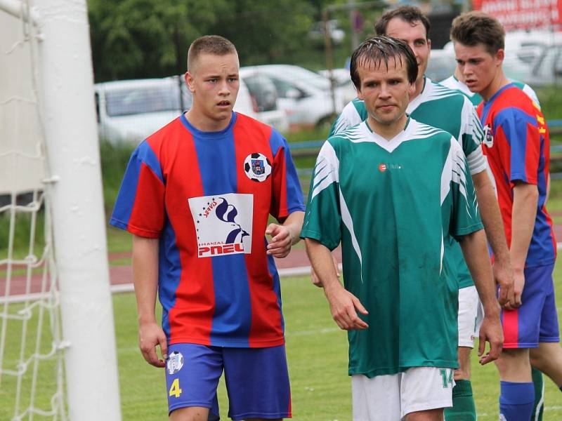 Fotbalisté SK Čtyři Dvory doma Borovany nijak nešetřili, vyhráli 7:0, hosté musí ještě záchranu potvrdit.. 