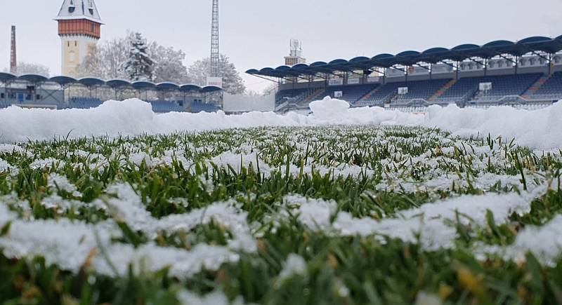 Fotbalový stadion pod sněhem