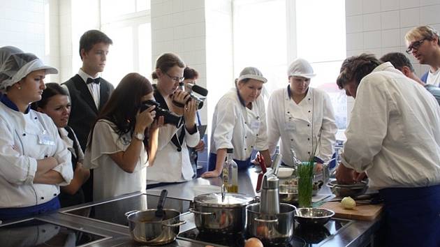 S fotoaparátem v ruce pozorovali studenti francouzského šéfkuchaře Laurenta de Berrigauda, který přijel do Budějovic jako host Dnů francouzské kultury.