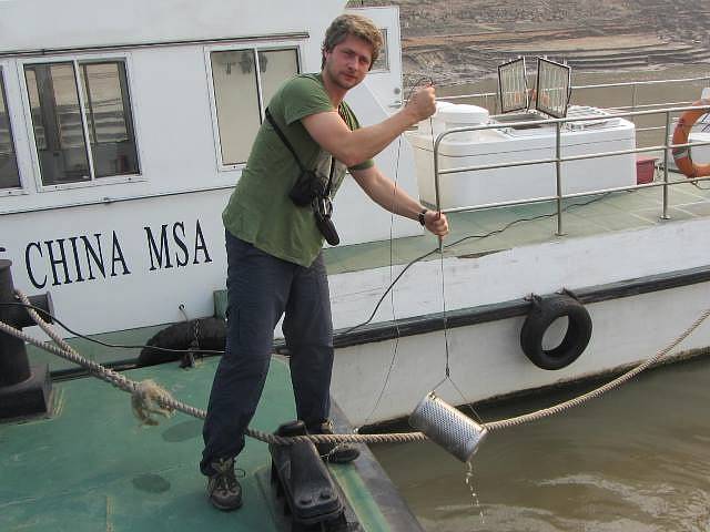 Vladimír Žlábek při odebírání vzorků na řece Jang-c'-ťiang.