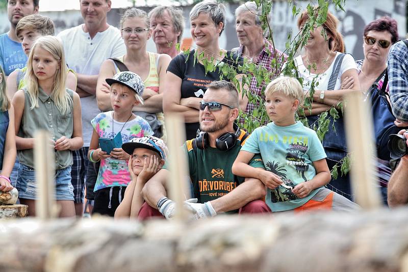 Návštěvníci Dřevorubeckých slavností fandili závodníkům, kteří bojovali o titul "Král dřevorubců 2018".
