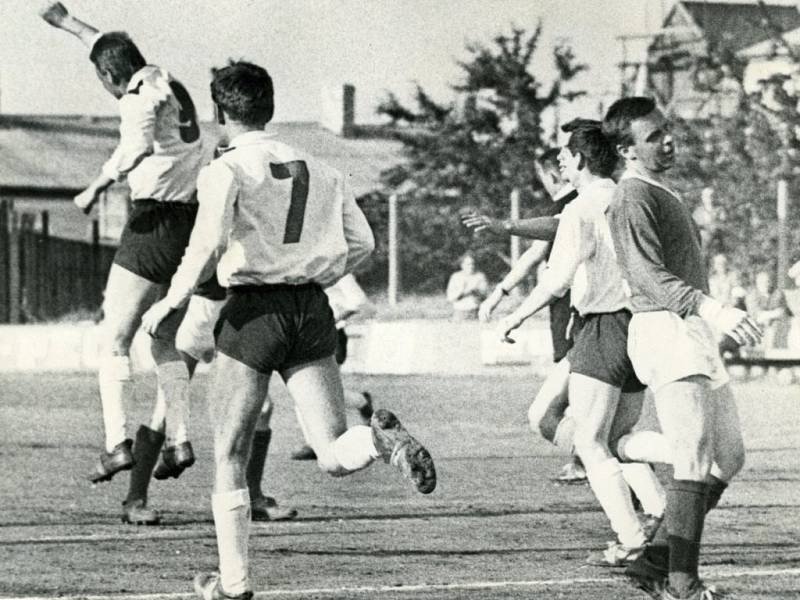 Padesát let je stará tato historická fotografie z památného budějovického derby Lokomotivy a Dynama: z jedné z deseti branek Dynama se raduje s rukou nad hlavou Jindřich Novák, vpravo smutní bek Lokomotivy Miroslav Kamiš. 