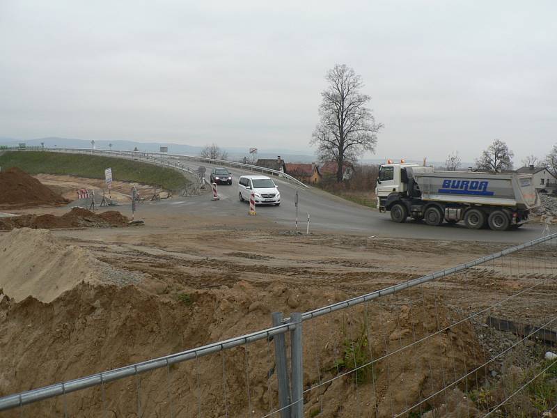 Dopravní změny v Českých Budějovicích. Dne 24. listopadu 2021 začala zhruba dvoutýdenní rekonstrukce Novohradské ulice u Nových Hodějovic kvůli stavbě dálnice D3 (na snímku).