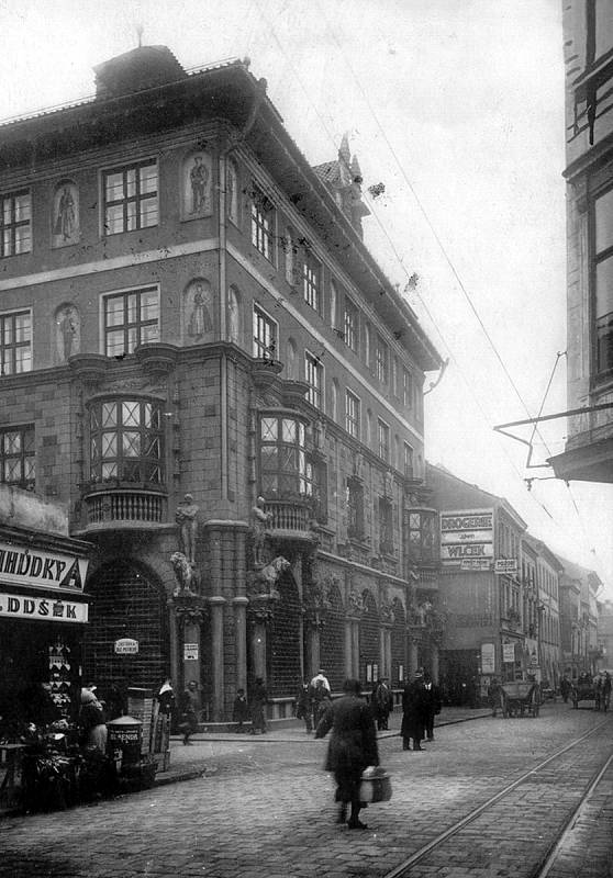 Historické snímky ukazují Krajinskou ulici v minulých dobách. Svého času zde jezdily i tramvaje.