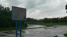 Zvýšená hladina Vltavy v Českých Budějovicích pod Dlouhým mostem u Lannovy loděnice v červnu 2020.