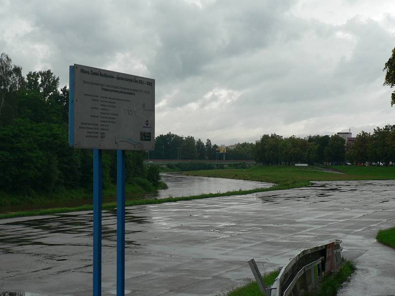 Zvýšená hladina Vltavy v Českých Budějovicích pod Dlouhým mostem u Lannovy loděnice v červnu 2020.