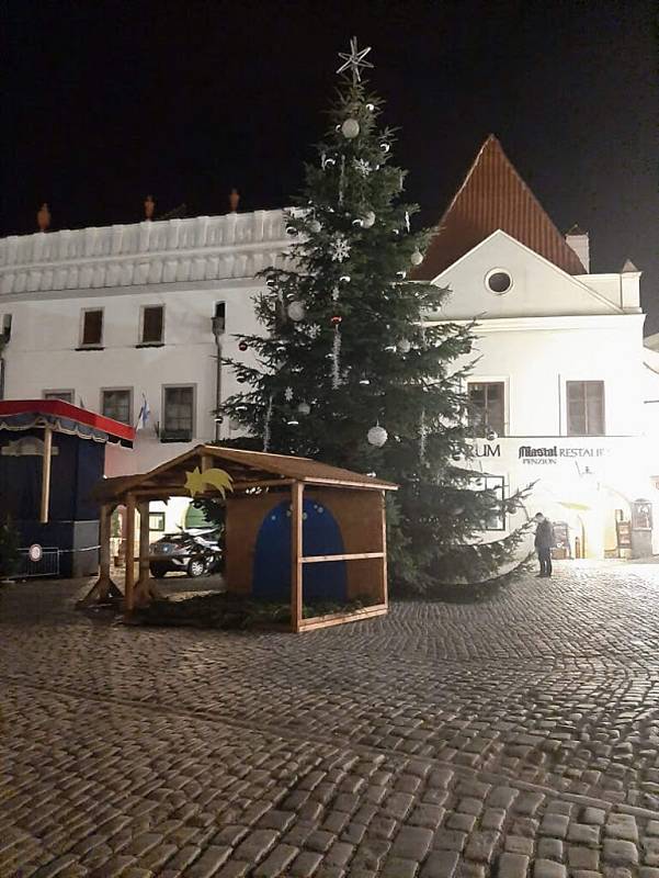 Města a obce se oblékly do slavnostního. Je tu advent a s ním tradiční předvánoční akce.