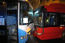 Čelní srážka linkového autobusu s trolejbusem skončila bez zranění