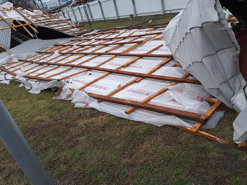 Cizí střecha se při orkánu Sabine utrhla a napáchala škody v Budvaru