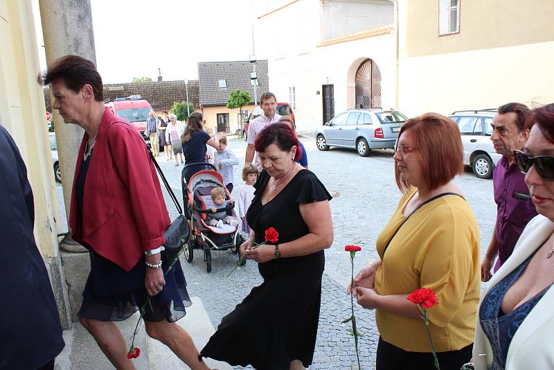 Dobrovolní hasiči nechali v kostele při nedělní mši posvětit nový hasičský prapor.