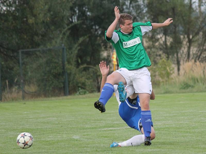 V bílém hrající Dolní Bukovsko doma se Suchdolem (2:2) zachraňovalo bod gólem Jiřího Kliky v 89. minutě, kdy hrálo bez dvou vyloučených. 