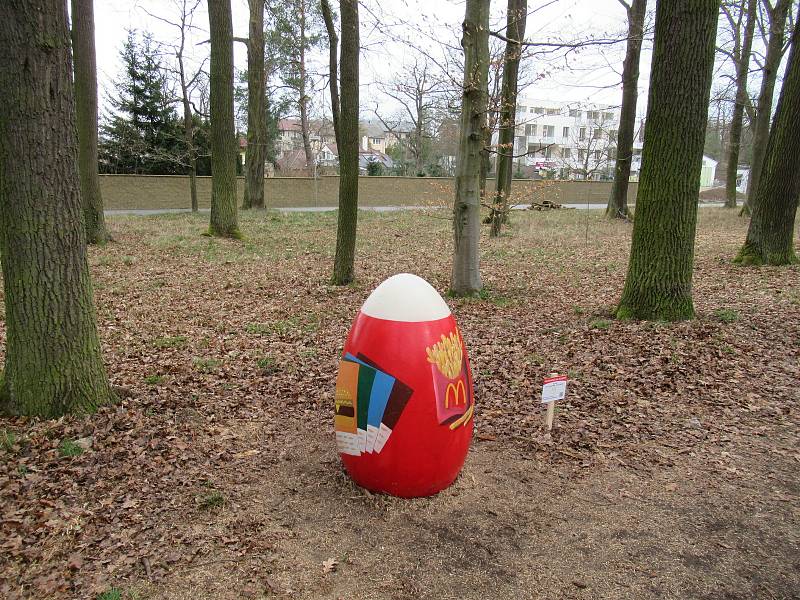 Velikonoce na Hluboké jsou pestrobarevné, malované betonové kraslice zdobí zámecký park i trasy okolo Staré obory či hlubockých rybníků.