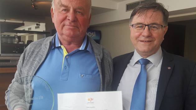 Na valné hromadě byly rozlosovány soutěže družstev jihočeské oblasti pro rok 2019. Poprvé v Jihočeském kraji byla udělena cena Osobnost jihočeského tenisu. Vlevo je oceněný Jaroslav Zíb, vpravo předseda Jihočeského tenisového svazu Miloslav Hlaváček.