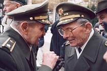 Před deseti lety se oslav šedesátého výročí vylodění v Normandii zúčastnil také generál Antonín Špaček    (na snímku vpravo s generálem Antonínem Husníkem).