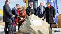 Ředitelství silnic a dálnic zahájilo v pátek 29. března výstavbu dálnice D3 v úseku Hodějovice - Třebonín.