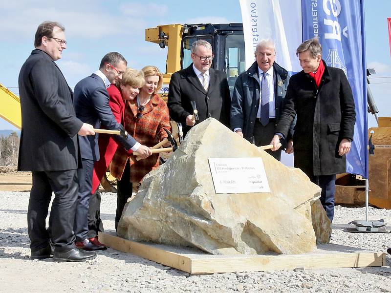 Ředitelství silnic a dálnic zahájilo v pátek 29. března výstavbu dálnice D3 v úseku Hodějovice - Třebonín.