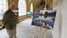 Noc kostelů v Českých Budějovicích v katedrále Svatého Mikuláše a klášterním kostele Obětování Panny Marie s fotografiemi Petra Moravce a koncertem