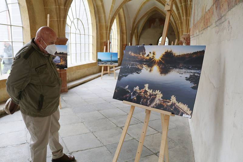 Noc kostelů v Českých Budějovicích v katedrále Svatého Mikuláše a klášterním kostele Obětování Panny Marie s fotografiemi Petra Moravce a koncertem