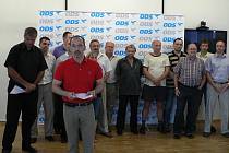 Martin Kuba (v popředí) představuje kandidátku ODS pro komunální volby. Chybí v ní ale zástupci sdružení číslo čtyři.