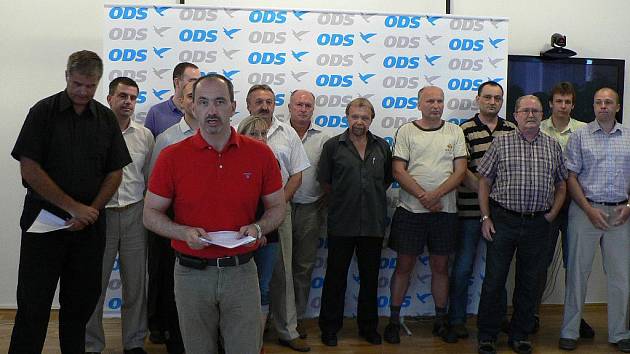 Martin Kuba (v popředí) představuje kandidátku ODS pro komunální volby. Chybí v ní ale zástupci sdružení číslo čtyři.