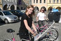 Rekola - růžové bicykly, které se půjčují přes internet, parkují i na náměstí v Českých Budějovicích.