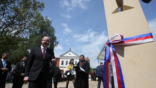 Bohuslav Sobotka slavnostně odhalil sochy v Husově rodném domě