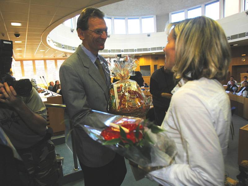 Tiskový mluvčí Jihočeského triatlonového svazu Miroslav Šimek odměňoval Šárku Grabmüllerovou při vyhlášení ankety Sportovec roku 2007. Dnes přinášíme bilanci za rok 2008.