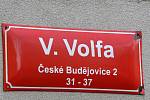 Ulice Václava Volfa v Českých Budějovicích byla v roce 2020 v květnu svědkem rodinného setkání, které skončilo rvačkou. Tři vážně zranění pak byli převezeni do nemocnice.