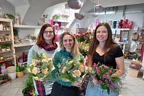 Mezinárodní den žen patří k hlavním svátkům, kdy se naplní květinářství zákazníky. Na snímku květinářky z Rozálie, květinového ateliéru v Českých Budějovicích. Zleva Michaela Hajná, Hana Hajná a Johanka Vonešová.