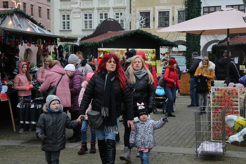 Vánoční trhy v Českých Budějovicích byly v pátek kvůli covidovým opatřením zatím naposledy.