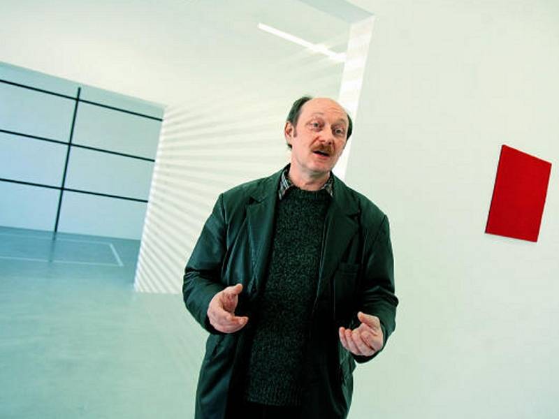 Daniel Göttin  vytváří jednoduchými prostředky  složité vizuální  prostorové  instalace.
