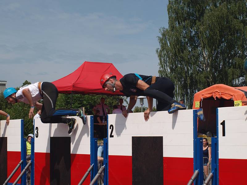 V sobotu před polednem začal na českobudějovickém stadionu TJ Sokol závod profesionálních hasičů v běhu na 100 metrů s překážkami.