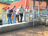 Celkem třicet milionů korun spolkla rekonstrukce čistírny odpadních vod v Nových Hradech. Čističku si byli také prohlédnout starostové ostatních obcí (na snímku).