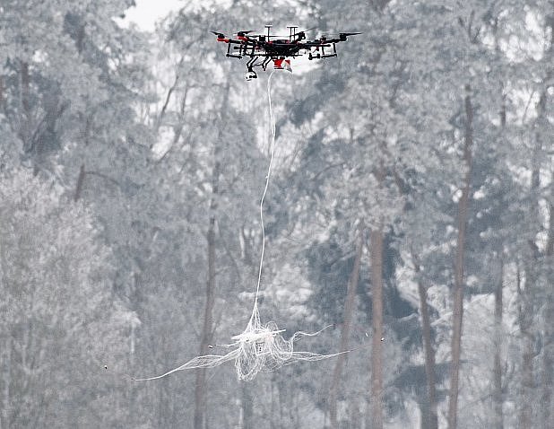 Z ukázky - spouští síť na dron…