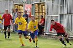 Březnice (ve žlutém) v domácí premiéře porazila Lišov 6:3.