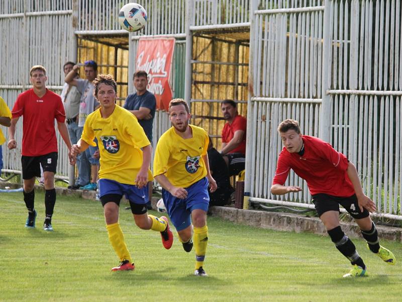 Březnice (ve žlutém) v domácí premiéře porazila Lišov 6:3.