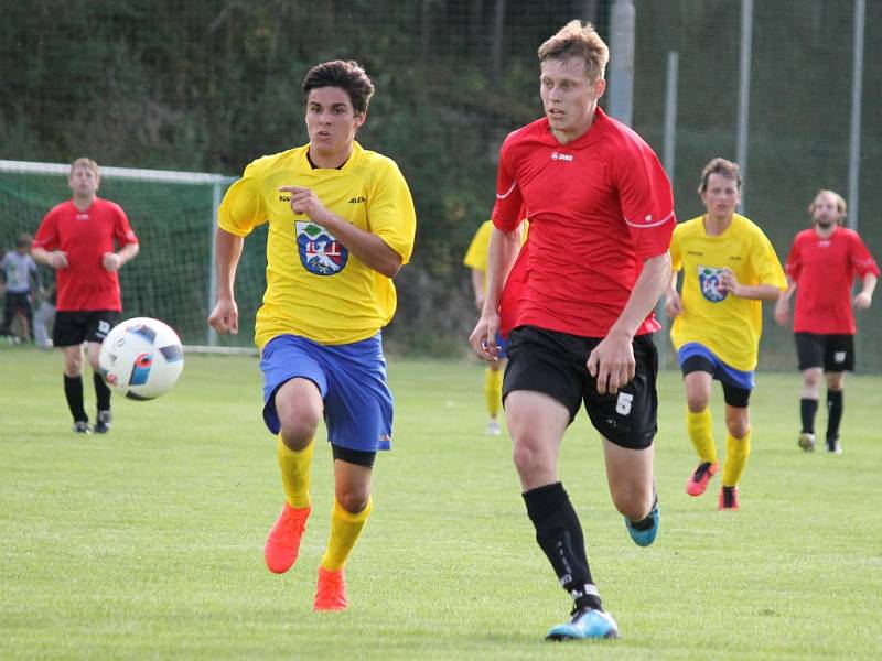 Březnice (ve žlutém) v domácí premiéře porazila Lišov 6:3.