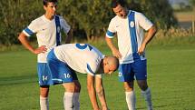 Cihla, Mach, Mikeska. Dolní Bukovsko (bílé dresy) porazilo o pouti na svém hřišti Ratibořské Hory 1:0. 