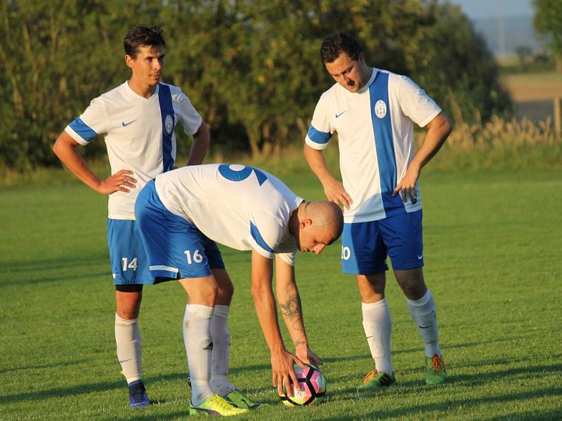 Cihla, Mach, Mikeska. Dolní Bukovsko (bílé dresy) porazilo o pouti na svém hřišti Ratibořské Hory 1:0. 